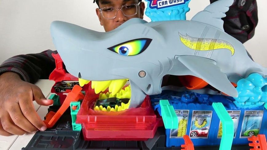 Hot Wheels ultimate новий легендарний гараж автомийка Акула Color Reveal Трек Хот Вілс Мега гараж з Акулою Ultra Shark Car Wash HTN82 фото