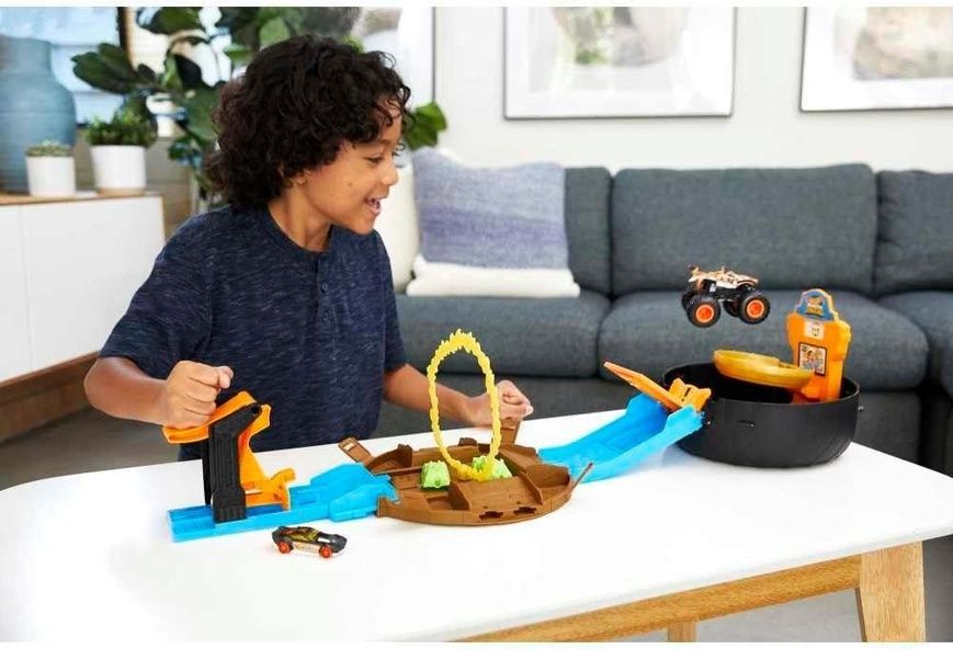 Ігровий набір Hot Wheels Monster Trucks Stunt Tire Play Set Хот Вілс Трюки в шині HHY74 HHY74 фото