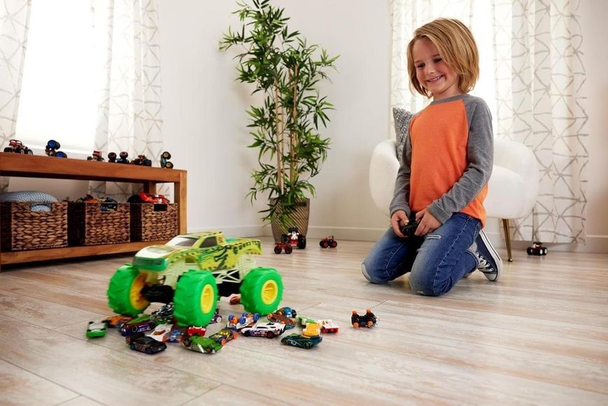 Hot Wheels Monster Trucks Glow In The Dark Gunkster Машинка Хот Уилс Монстер Тракс светится в темноте Ганкстер на радиоуправлении HTP15 фото