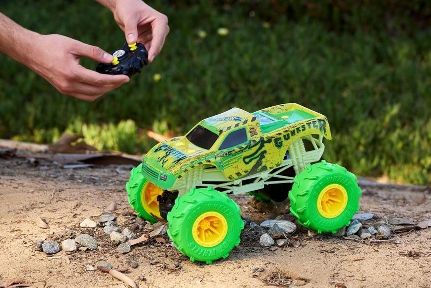 Hot Wheels Monster Trucks Glow In The Dark Gunkster Машинка Хот Уилс Монстер Тракс светится в темноте Ганкстер на радиоуправлении HTP15 фото