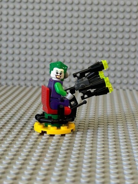 LEGO Batman 212116 Superheroes: The Joker with Glue Gun минифигурка: эксклюзивная коллекционная Джокер с Пушко 892287 фото