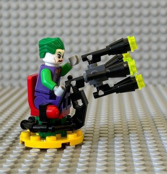 LEGO Batman 212116 Superheroes: The Joker with Glue Gun минифигурка: эксклюзивная коллекционная Джокер с Пушко 892287 фото