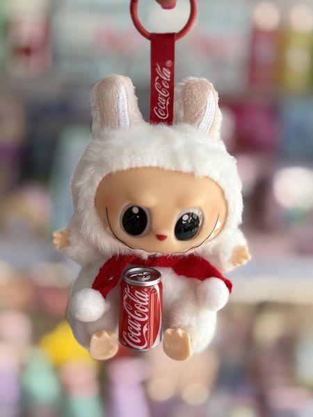 М'яка іграшка Лабубу кока кола, брелок колекційний The Monsters Labubu Coca ColaMOKOKO, Popmart labubu фото