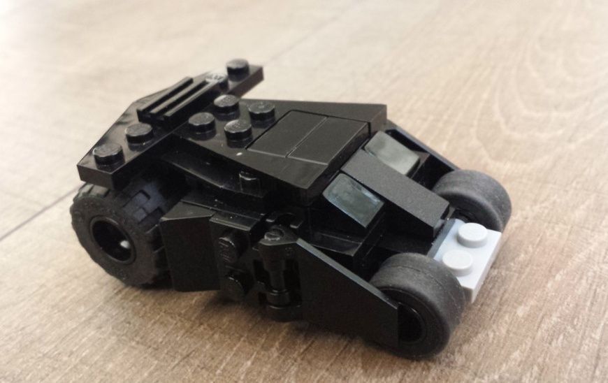Минифигурка коллекционная LEGO 212328 Мини-набор из серии Batman Batmobile Tumbler Бэтмобиль 212328 фото